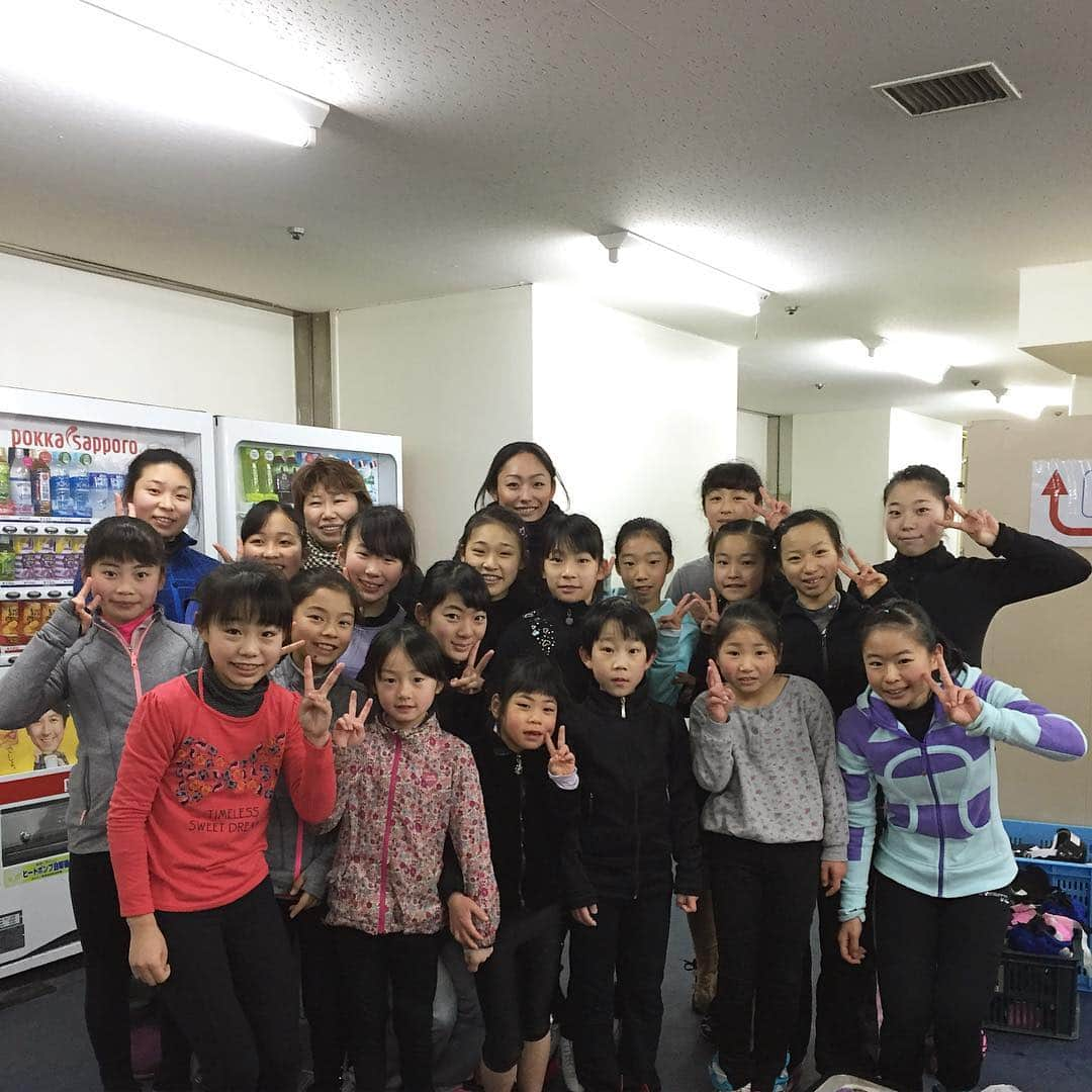 安藤美姫さんのインスタグラム写真 - (安藤美姫Instagram)「There was more skaters but this pic is when I went to Nagoya for skating lessons with Yuko's skaters!!! It was great time to skate with them and work with my first coach Yuko😌✨✨✨ thank you for having me there💕 名古屋へ行って門奈先生の生徒さんのレッスンをさせて頂いた時の1枚😌 先生と一緒にレッスンできて嬉しかったです(*^_^*) ありがとうございましたm(_ _)m #名東クラブ #名古屋 #nagoya #skate #iceskate #figureskate #skater #スケート #スケーター #アイススケート #フィギュアスケート」3月1日 22時24分 - miki_m_ando0403