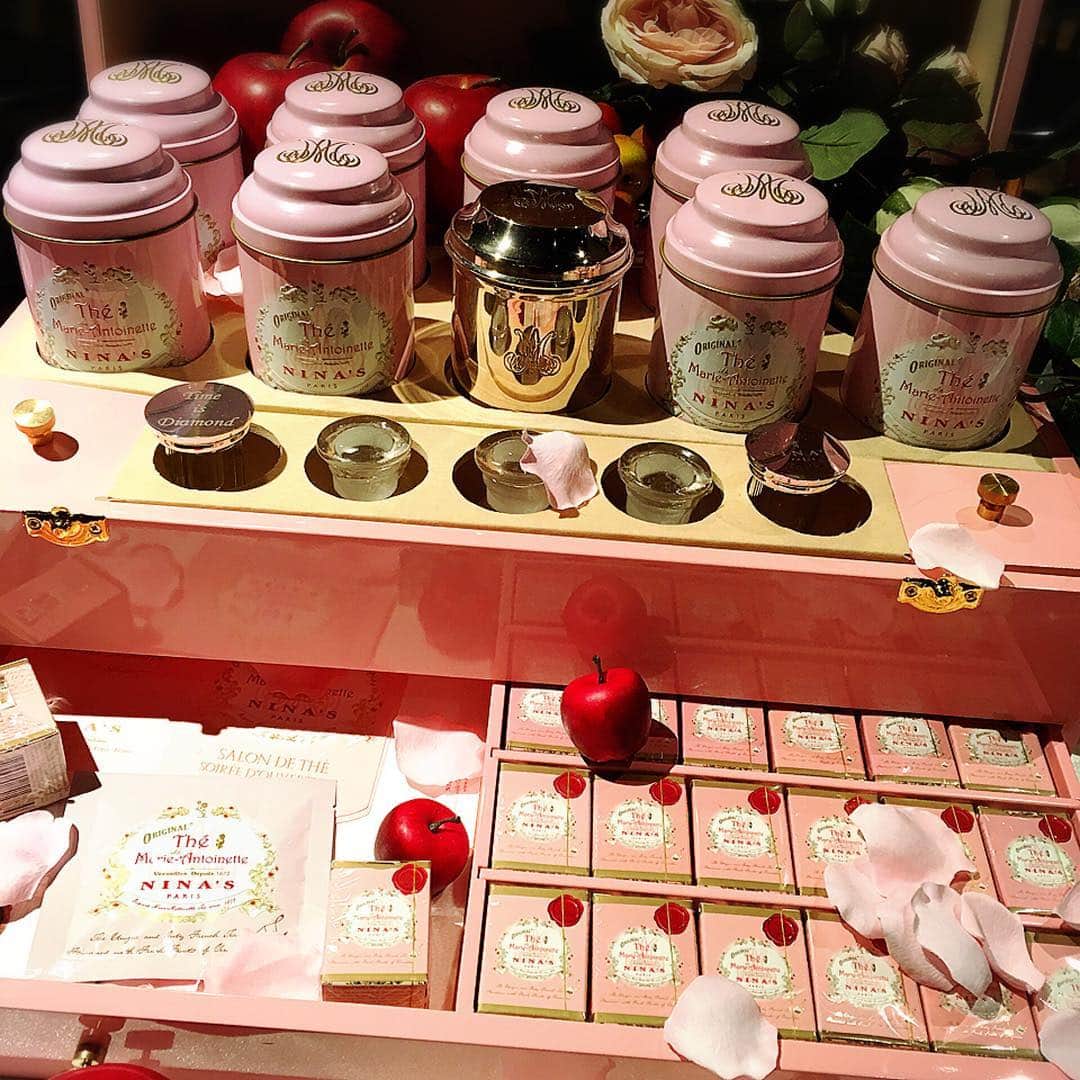 宮崎宣子さんのインスタグラム写真 - (宮崎宣子Instagram)「紅茶好きにはたまらないセット💖 しかも、かなりピンクに染まった女子力高いパッケージ☕️💕✨ 桜が咲いたらこんなティーパーティーを開きたいですね💕  #ninas  #ピンク #紅茶 #フランス #桜 #ティーパーティー#宮崎宣子」3月2日 0時30分 - miyazaki_nobuko