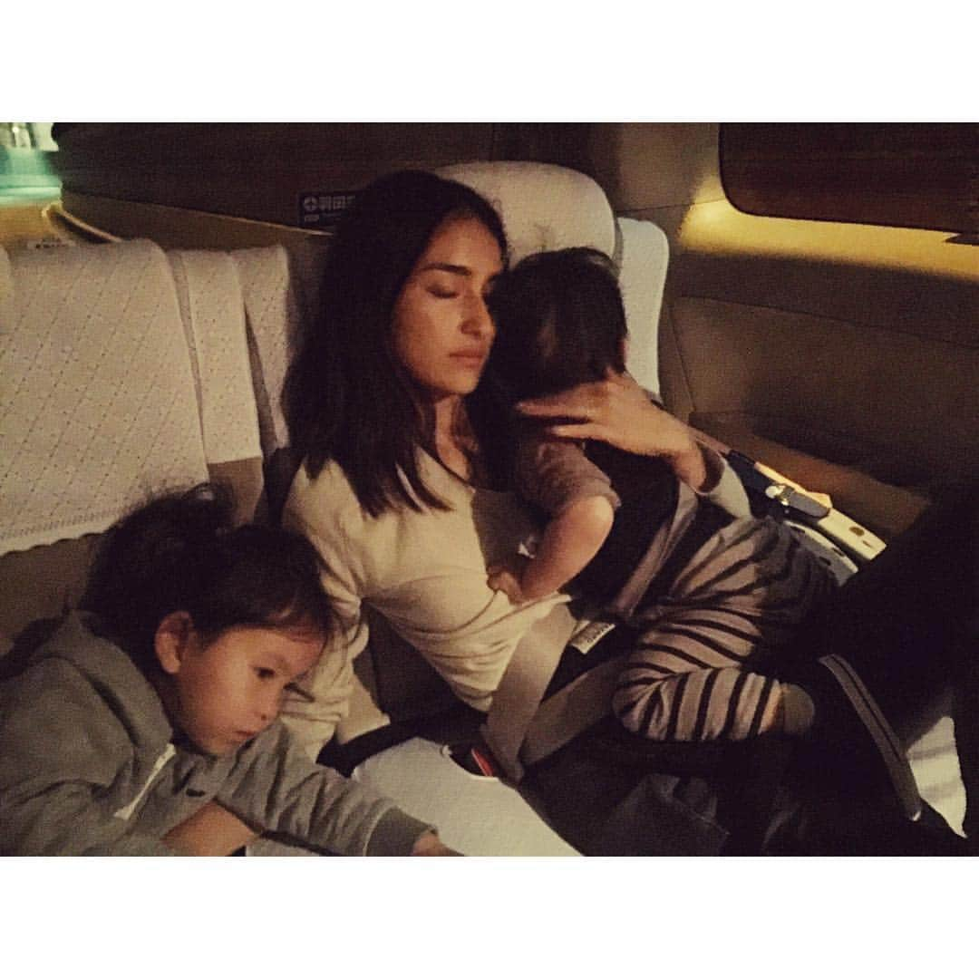 長谷川潤さんのインスタグラム写真 - (長谷川潤Instagram)「Rolled into Tokyo with 2 kids like😪 #ineedadrink or a #nanny 昨日の夜、東京に到着！9時間のフライト。大人1人。そりゃ、疲れるわ😅💦」3月2日 11時14分 - liveglenwood