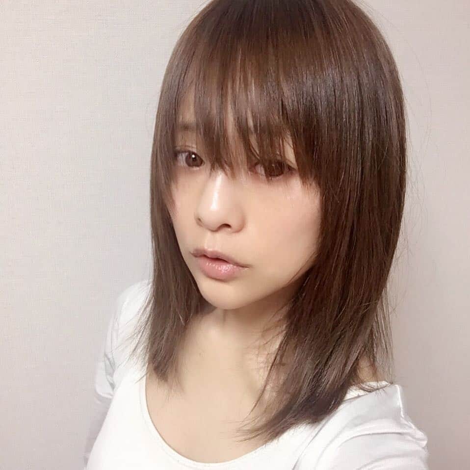 田中亜希子さんのインスタグラム写真 - (田中亜希子Instagram)「何もしていない髪のリクエストを頂いていたので風呂上がりです。全方向は明日にでもぶろぐにまとめます^ ^ 多毛気味で硬さが厄介な私の髪がハンドブローだけでまとまり、アレンジしやすくなっているのはまさに神業のカット（；゜０゜）‼️ ほんとに、田中カットは１度お試しあれです❤️ #髪型#ミディアムヘア #ヘアスタイル」3月2日 21時58分 - akiico