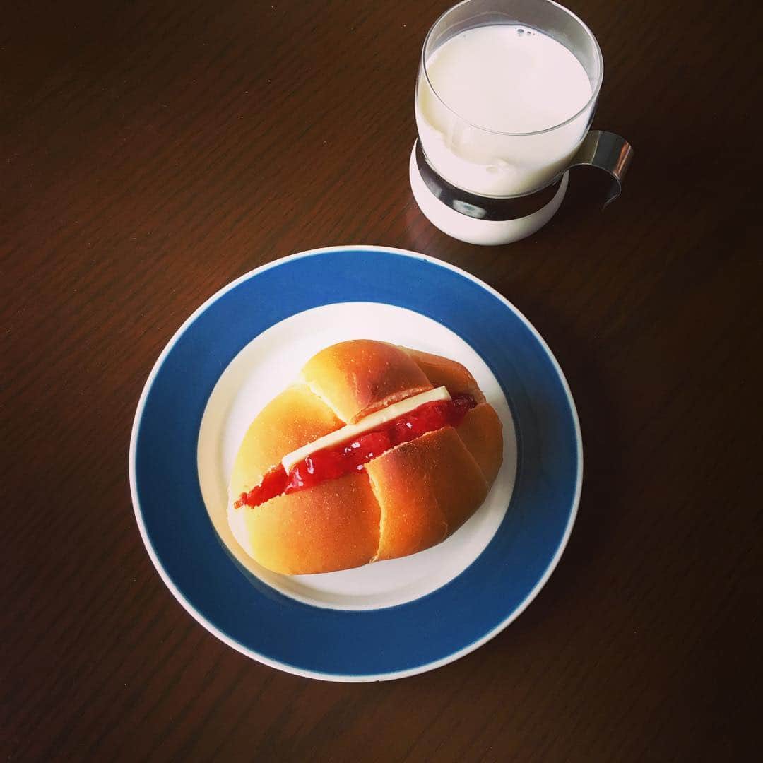 志摩有子さんのインスタグラム写真 - (志摩有子Instagram)「焼きたてのロールパンをいちごジャムとバターでシンプルに味わう。ミルクと一緒に給食みたいなおやつ。 #おやつ #ペリカン #ロールパン #いちごジャム #あまおうジャム #口福」3月2日 16時17分 - ariko418