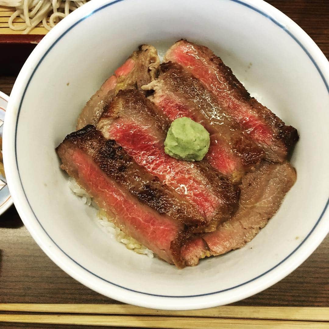 志摩有子さんのインスタグラム写真 - (志摩有子Instagram)「打ち合わせに出たついでに甲賀さんでランチ。三月限定のステーキ丼とお蕎麦のセット。すごっ*\(^o^)/* #ランチ #蕎麦 #ステーキ丼 #三月限定 #10食限定 #リピート必至 #お早めに」3月3日 12時54分 - ariko418
