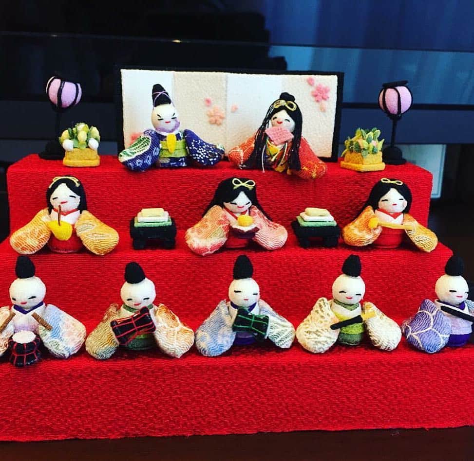 相武紗季のインスタグラム：「手に乗るサイズの雛人形✨ポカポカ陽気のひな祭り。いい日になあれ😊」