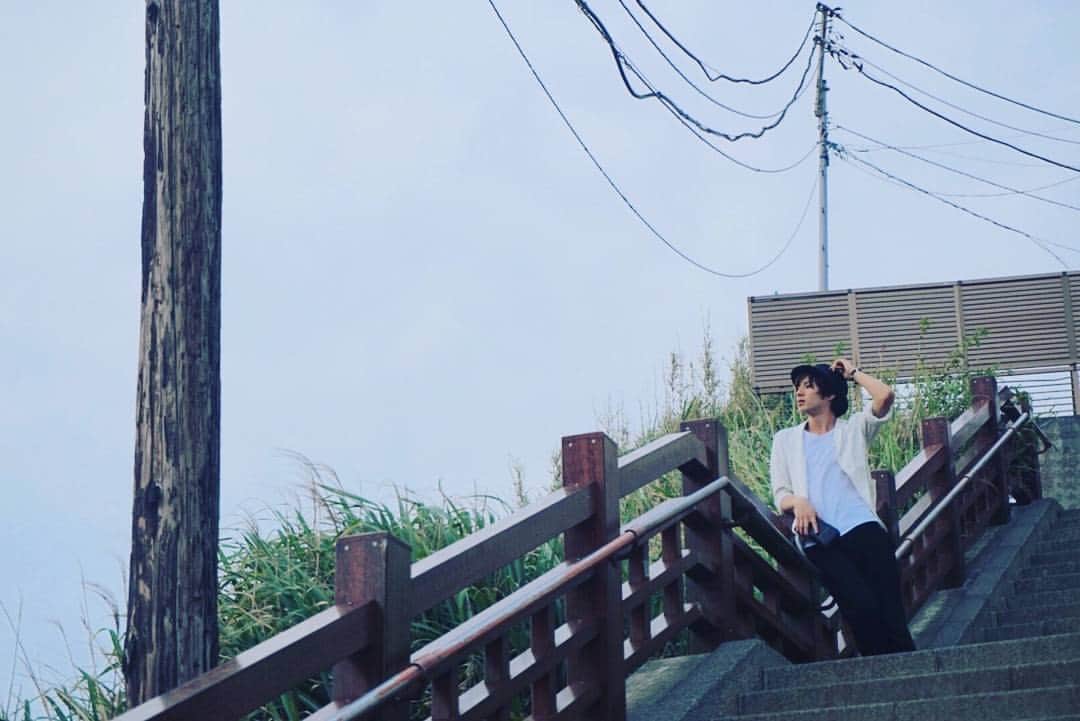 山田裕貴さんのインスタグラム写真 - (山田裕貴Instagram)「カッコつけすぎたやつ。 #江ノ島 #調子乗った #でも意外に好き #そら」3月3日 14時45分 - 00_yuki_y