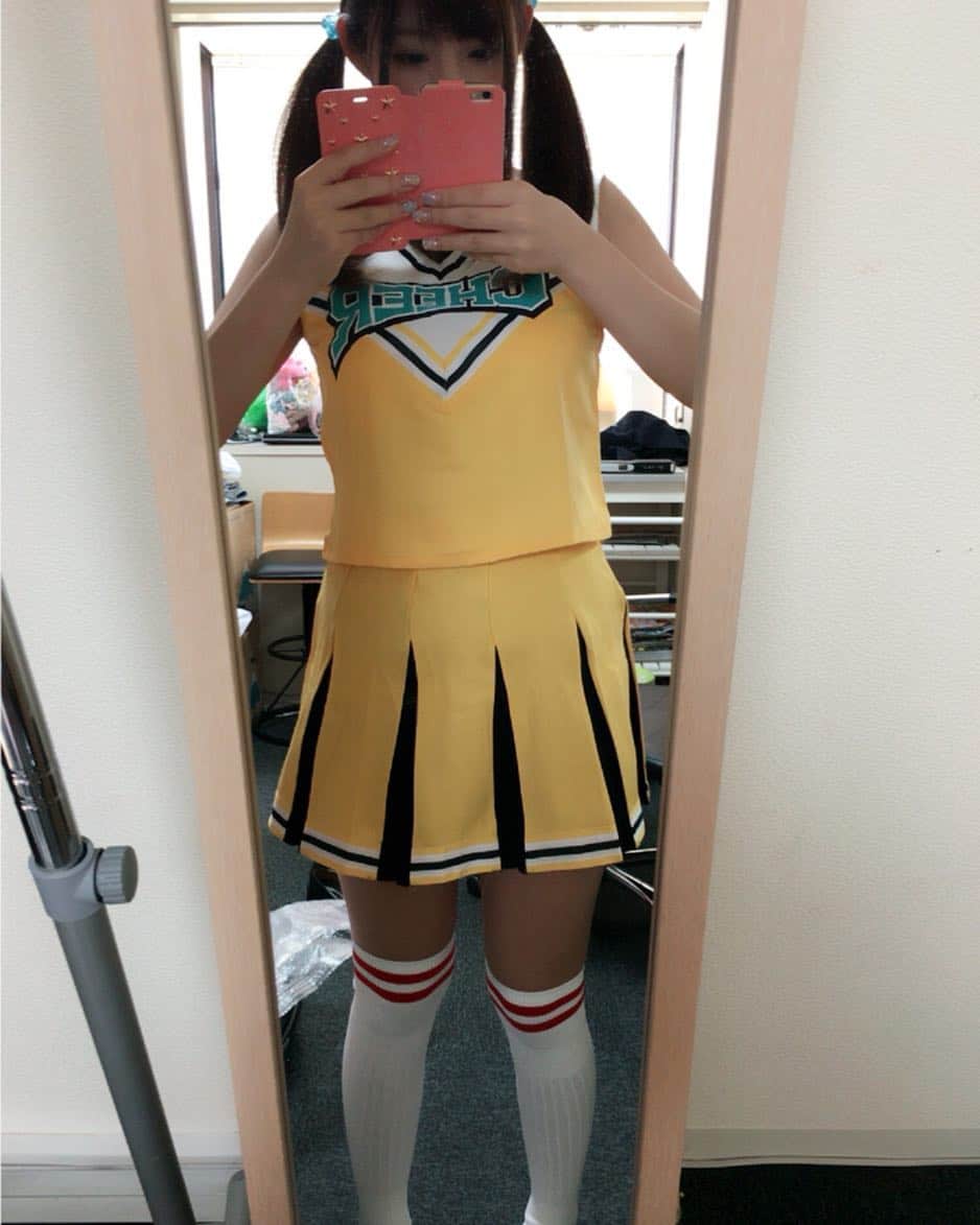 彩乃ななのインスタグラム：「#チア #くつ下履き方間違えた #サッカーくつ下 #体固い #ツインテール」