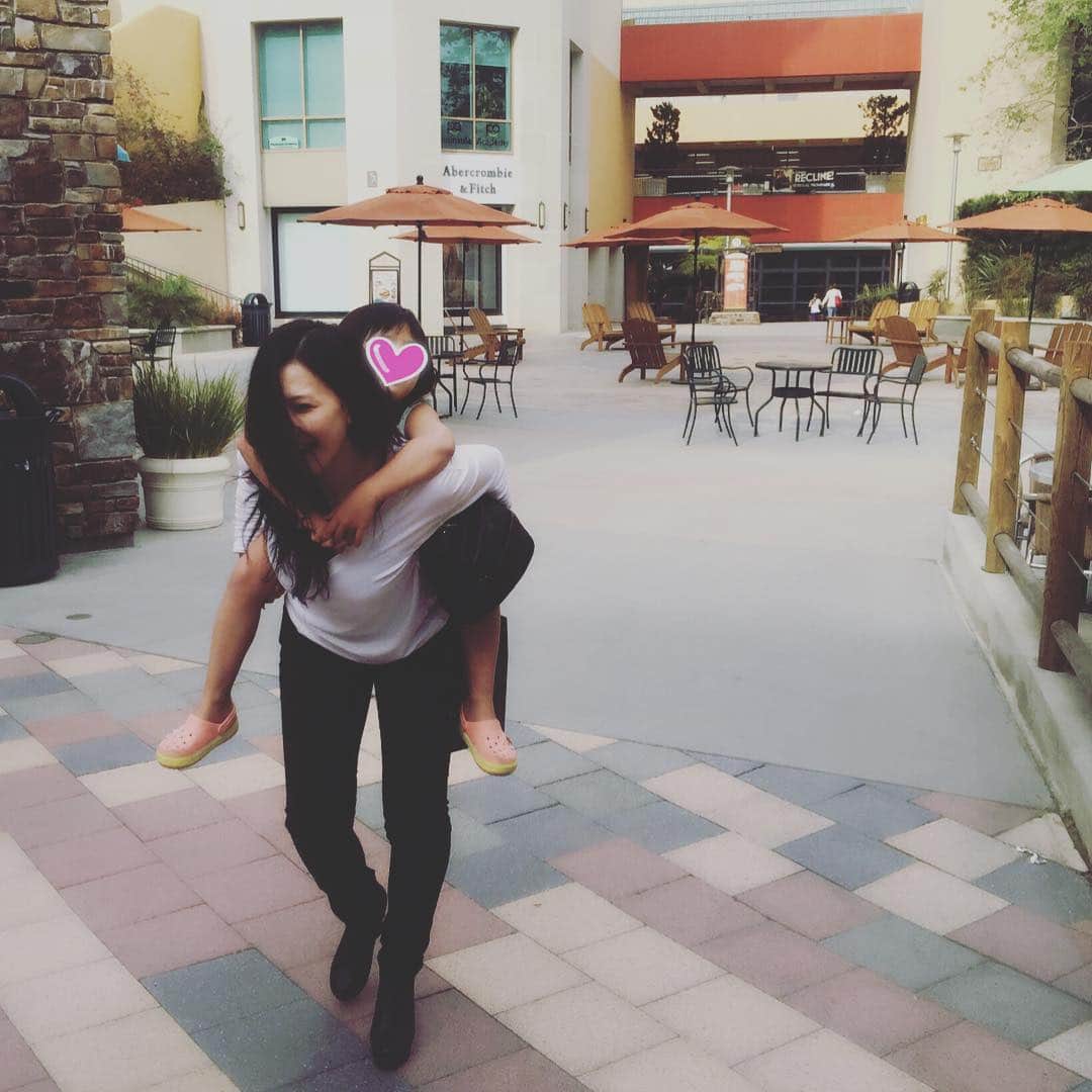 佐山愛のインスタグラム：「お友達家族とランチ&ショッピングしてきーた❤️ 娘ちゃん可愛すぎ❤️ #losangeles #LA #ランチ #ショッピング」