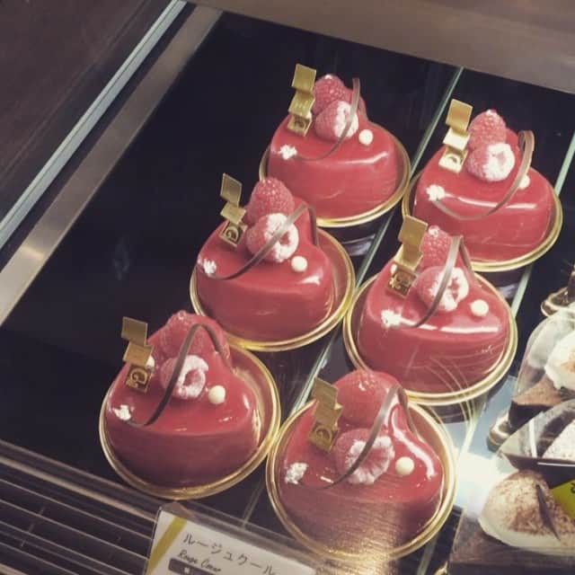 eguchikazuakiのインスタグラム：「ケーキがなくなるーデリーモ新作のミルフレーズはあと1つ👍👍 #delimmo #デリーモ #マカロン美味しいよ #カフェで食べてねパンケーキ #eguchikazuaki #江口和明 #天気いいよ #新作はミルフレーズ #雑誌に出たよ」