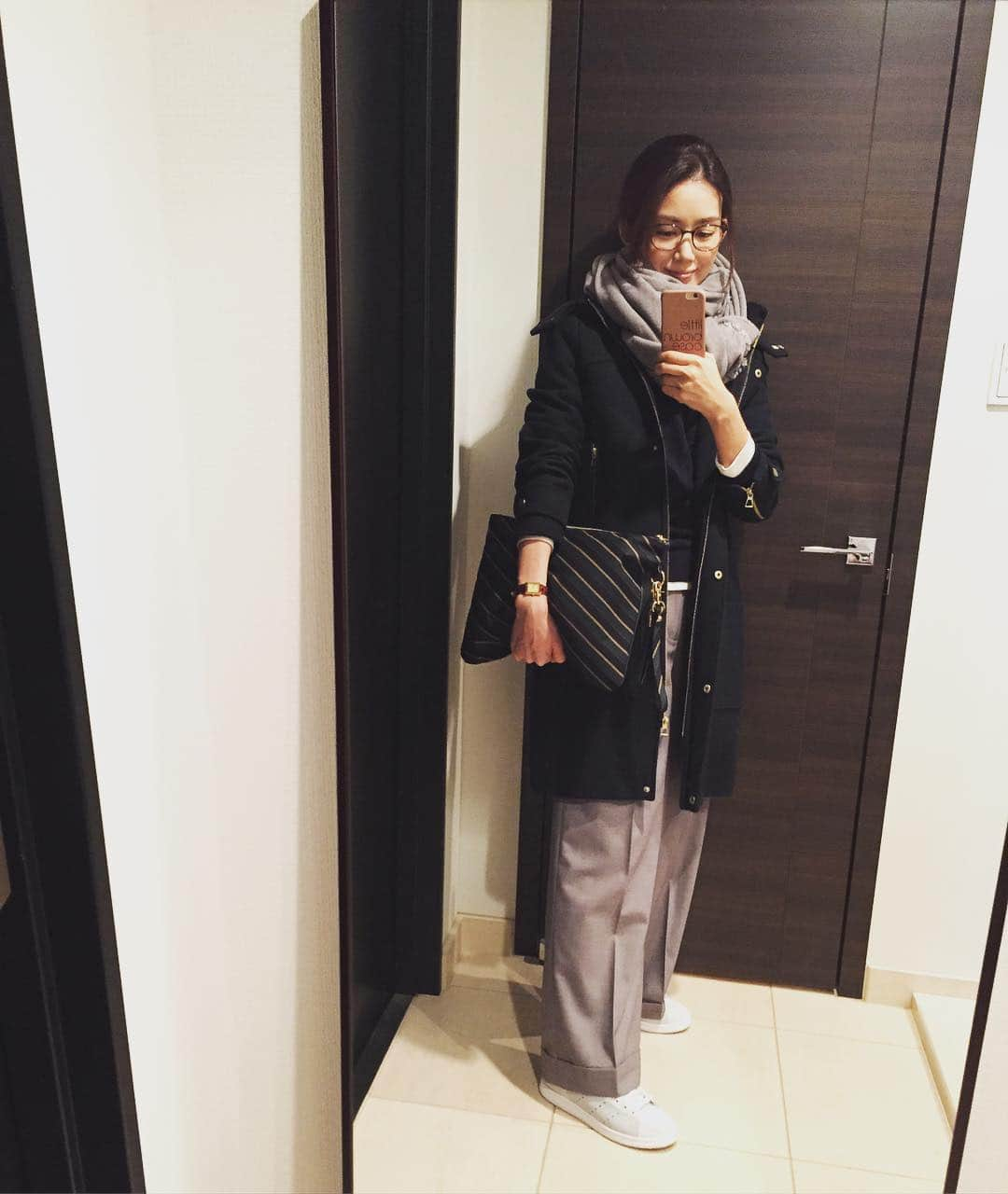 武藤京子さんのインスタグラム写真 - (武藤京子Instagram)「* 先日の服 * 朝早かったので、コートにストールぐるぐる巻きでしたが、お昼には 暑くて脱いじゃいました( ；´Д｀) * NAVY×GREY * #ootd  コート#zara ニット(メンズ)#uniqlo  ワイドパンツ#urbanresearch  ストール#forever21  クラッチバッグ#cheztoi  靴#stansmith#adidas 時計#cartier」3月5日 18時02分 - kyokomuto0628