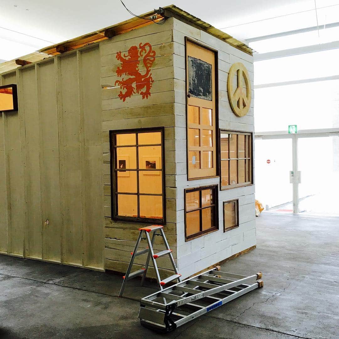 奈良美智のインスタグラム：「almost done. reformed a little hut, and titled " Aomori Hütte ". Aomori Museum of Art will be reopened on 12th March.  #aomori #aomorimuseumofart」
