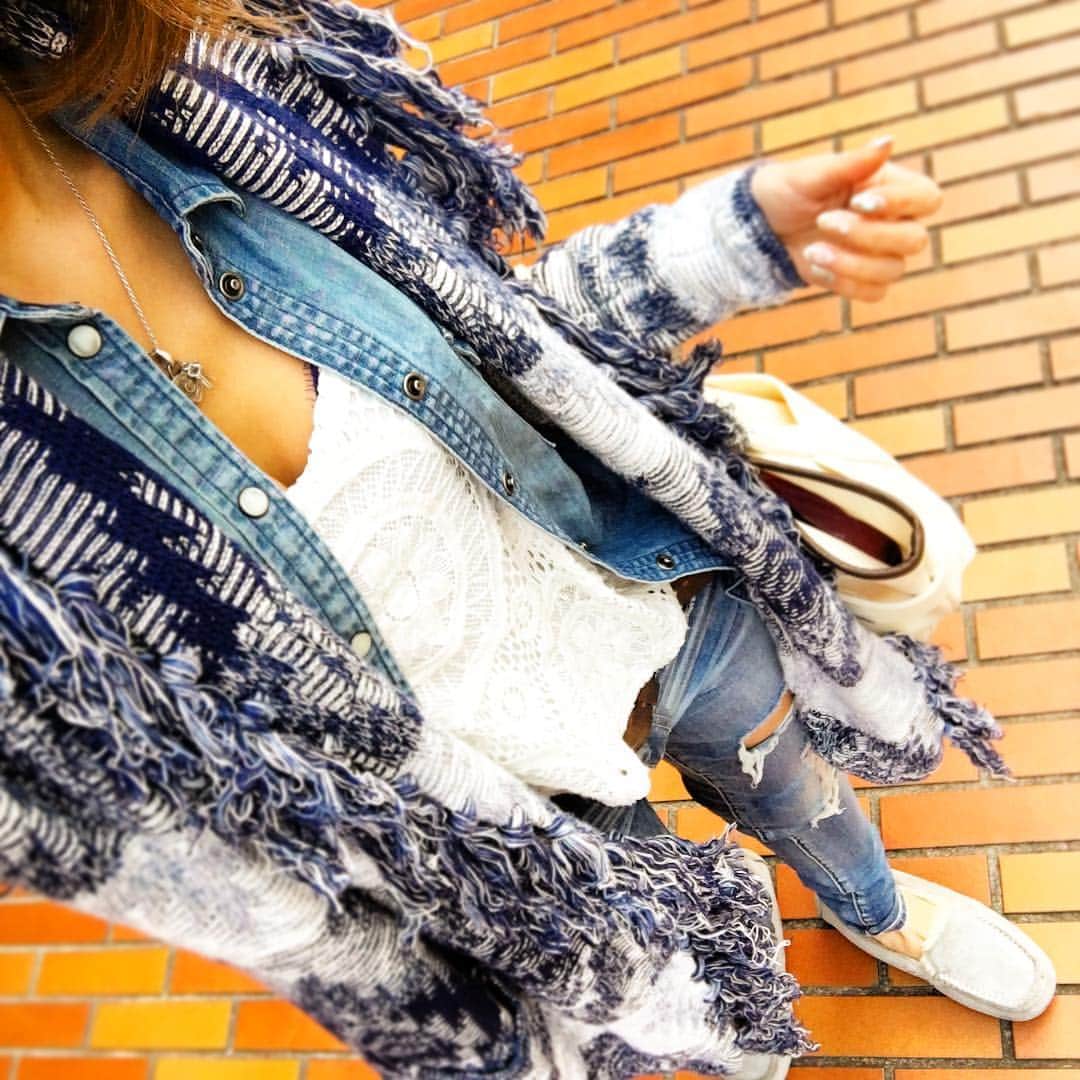 のインスタグラム：「暖かい日はカーディガンでお出かけ🌞🌞🌞 @cynthia_mai が着ているフリンジカーディガンも今なら20%offでgetできちゃう♡‼️ #ootd #outfit #americaneagle #aeostyle #springfashion」
