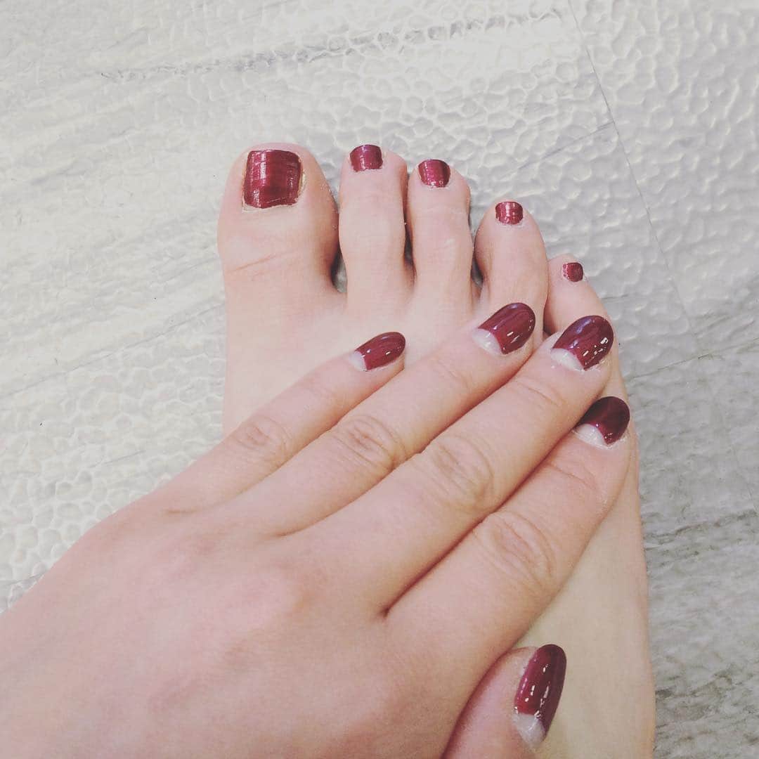 村主章枝さんのインスタグラム写真 - (村主章枝Instagram)「手と足、お揃いにしたよ💋 ネイルは赤が好き😘 same color.love rouge color for nail」3月6日 14時13分 - fumie.suguri