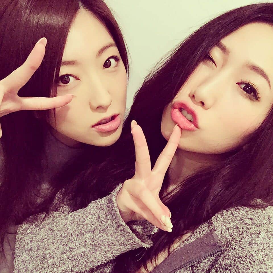 佐山愛のインスタグラム：「ロスに来てからずっとすっぴんだったWあい(´・ω・`)笑  ちょっと本気出してメイクしてみたけども。  さて、これからどうしようかww  #何となくメイクしてみたものの予定がなさげ #ナイスガイなみなさん私たちの隣空いてますよ #羽田あい #Wあい #O型同士いつもテキトー」