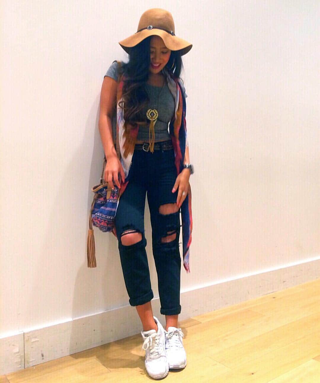のインスタグラム：「* BohemianGypsySpirit Style🐘 大きめのダメージが可愛いブラックトムガールとの相性抜群👌🏾 denim 1000yen OFFは今日が最終日だよー🙋🏽 . #americaneagle #aeojp #aeostyle  #americaneaglejp #aeodenim #bohemian #ootd #outfitoftheday #fashion」