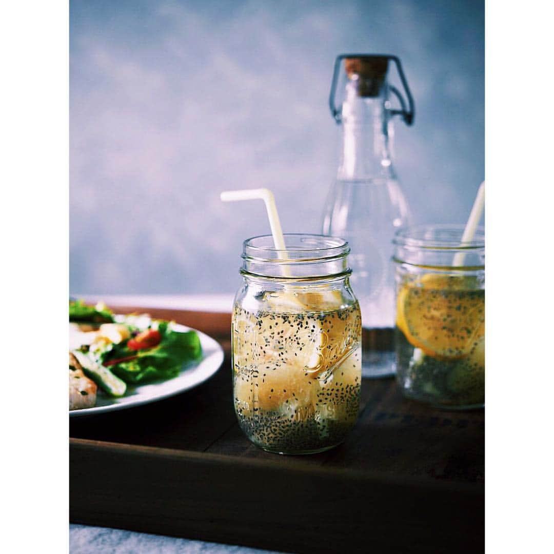 Rola's Kitchenさんのインスタグラム写真 - (Rola's KitchenInstagram)「Hot Water with Chia Seeds🍋 わたしのデトックスウォーター♪あさのむと体がすっきりするんだ😊 レモン+グレープフルーツだよ!」3月7日 9時08分 - rolaskitchen_official