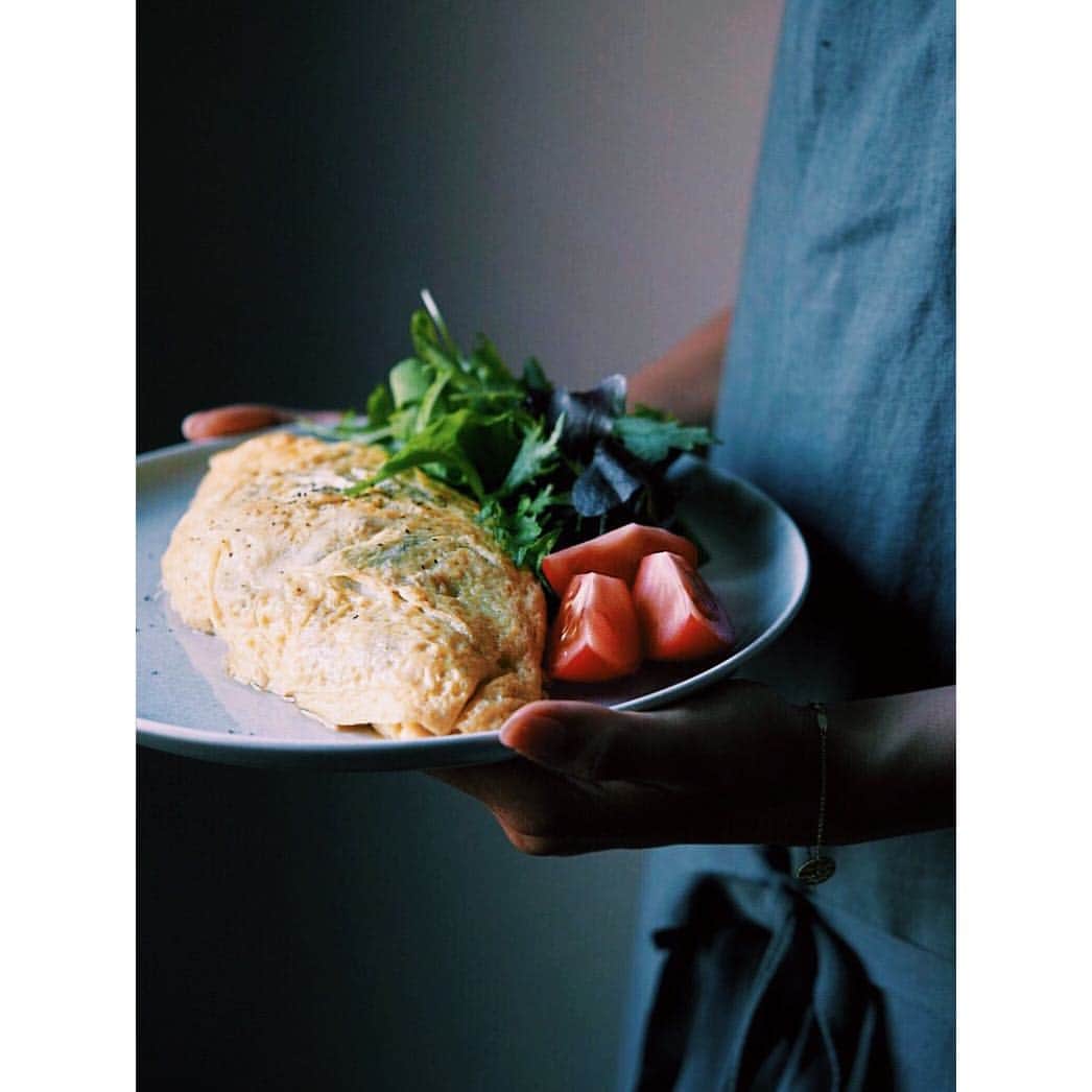 Rola's Kitchenのインスタグラム：「My Delicious Mushroom Omelet Rice🍴 わたしのだいすきなマッシュルームオムレツ❗️ケチャップがいらないくらいだいすきななんだ👌🏼詳しくは本に載っているよ📚」