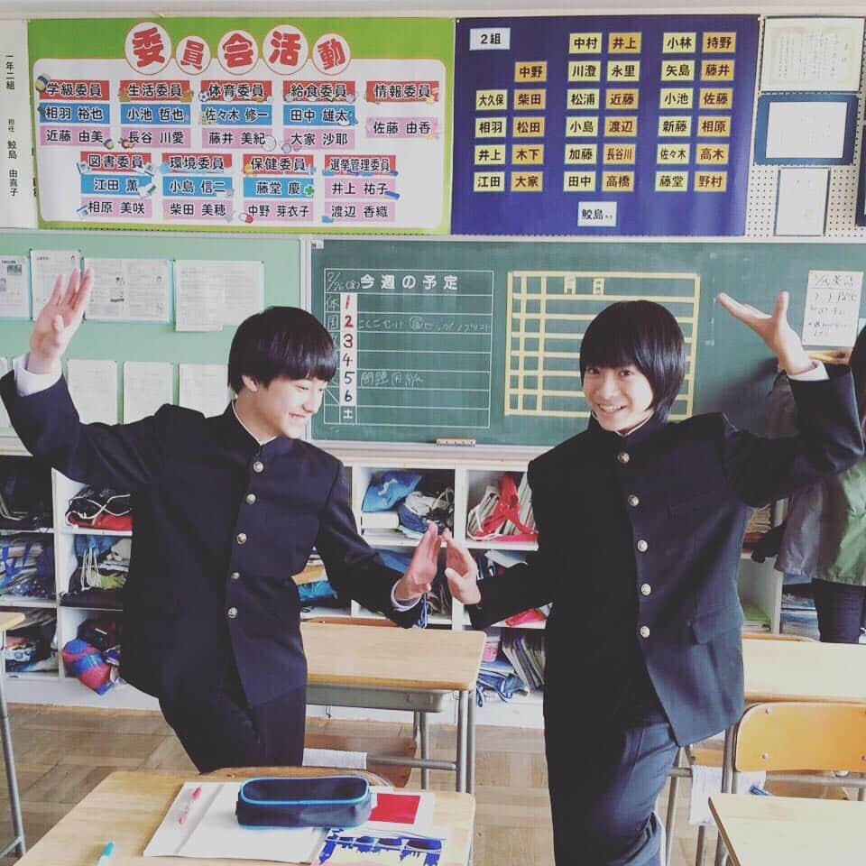 日曜劇場 家族ノカタチさんのインスタグラム写真 - (日曜劇場 家族ノカタチInstagram)「こちらも出しそびれたオフショット！ 後ろに貼ってある席順表には、ちゃんと「川澄」と「永里」の名前が隣同士で掲示されています☆ この時も、何かポーズして！とお願いしたら、2人で考案してくれたんですよ^ ^#家族ノカタチ #さくらしめじ」3月7日 21時45分 - kazokunokatachi