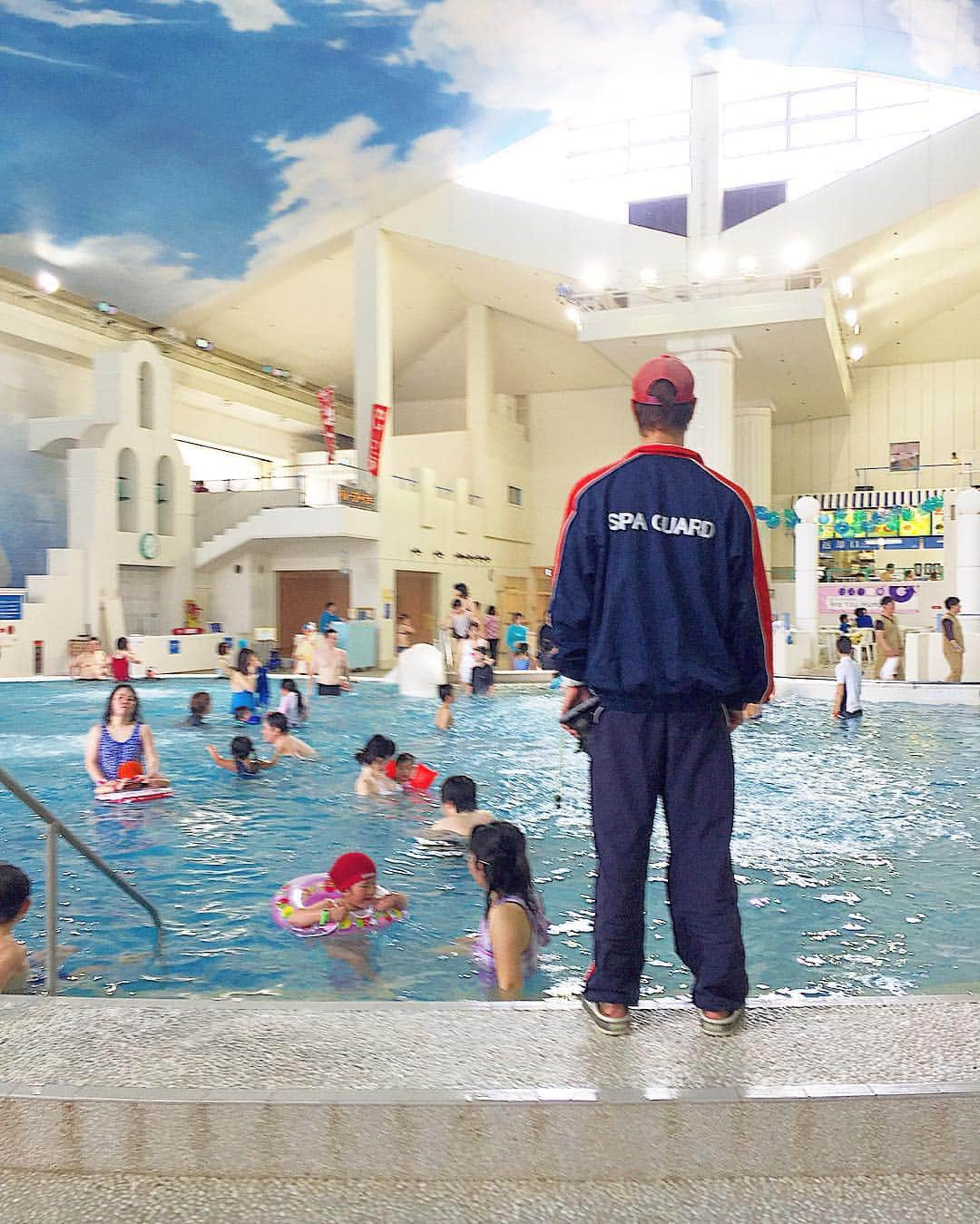 箱根小涌園 ユネッサンさんのインスタグラム写真 - (箱根小涌園 ユネッサンInstagram)「皆さんこんにちは‼︎ユネッサンは本日も元気に営業中です‼︎ ユネッサンには水着エリアの色んなところにお客様が安全に楽しんで頂けるように、スパガードがいます🏊🏽 館内のわからないことや、ケガなどをしてしまった際には、いつでもお声掛け下さいませ✌︎イケメンスパガード達がサポートさせていただきます✨ #箱根小涌園ユネッサン#ユネッサン#スパガード#イケメンスパガード」3月8日 16時27分 - yunessun_hakone