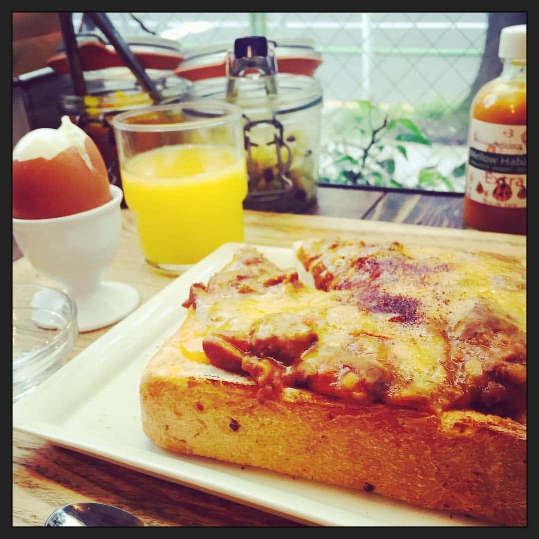 池澤春菜のインスタグラム：「朝活。チリビーンズトーストと、半熟卵、コールスローとピカリリというピクルスは好きなだけ。オレンジジュースとコーヒー。早起き良いですなぁ₍₍ ◝( ´ω´ )◟ ⁾⁾」