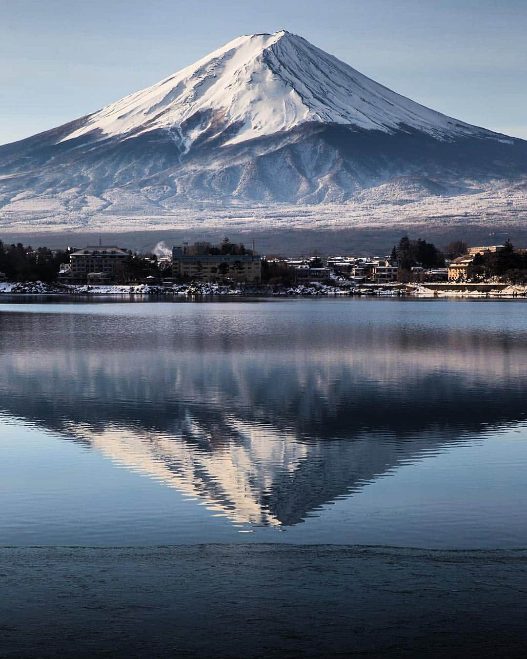 Atsushi Aizawaのインスタグラム：「923 Thin ice 薄氷の湖  Lake kawaguchiko 河口湖  #japanfocus #jp_gallery #Super_Asia_ #fotografdukkanim #instagramjapan #hot_shotz #ig_worldclub #ig_japan  #wu_japan #wu_asia #worldunion #theworldshotz #alalamiya #igersjp #icu_japan #team_jp_ #team_jp_東 #山梨県 #team_jp_skyart #mtfuji #Japan #Yamanashi  #natureaddict Mt. Fuji Yamanashi, Japan #Lovers_Nippon #東京カメラ部」