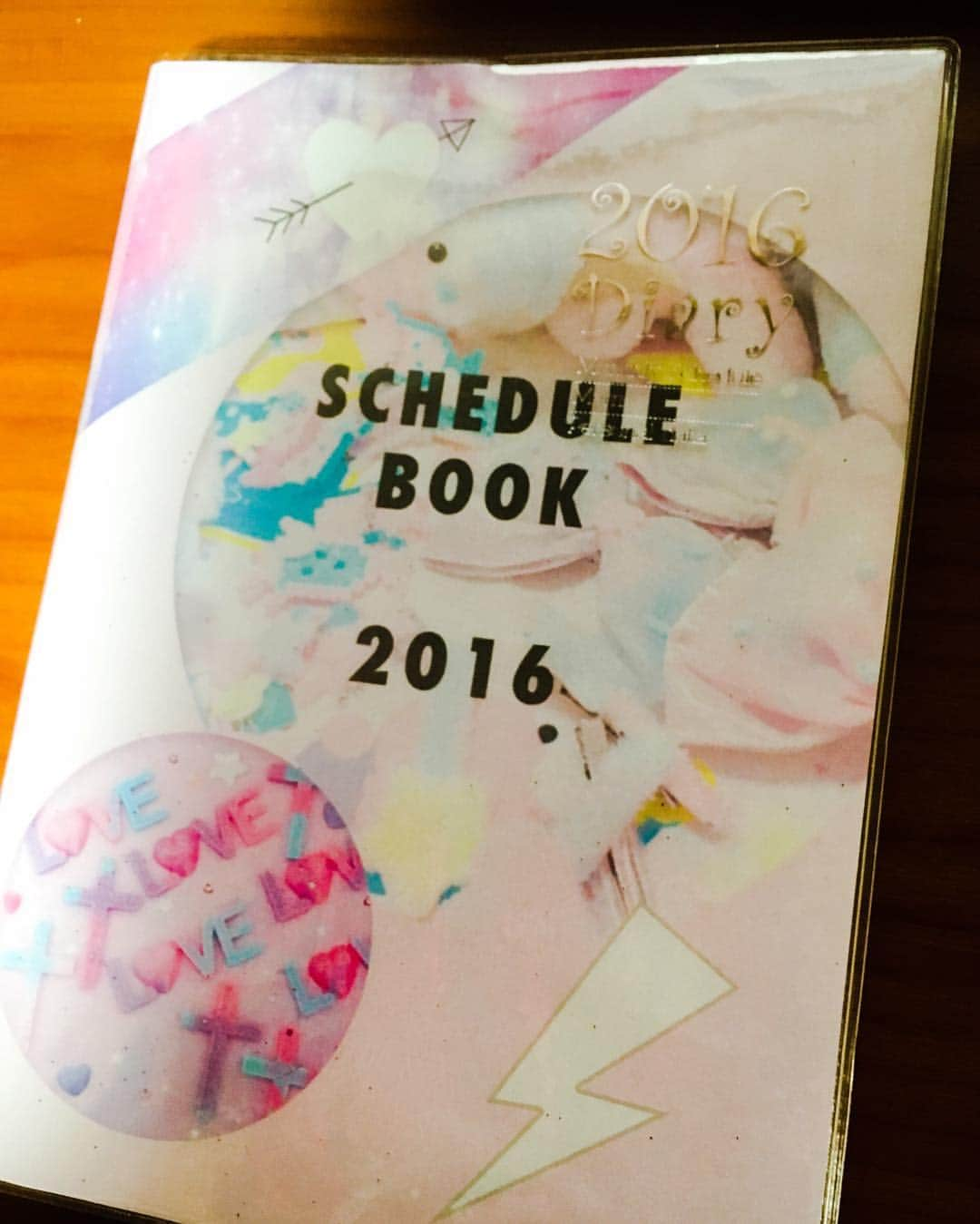 里本あすかのインスタグラム：「好きなものに囲まれて暮らすと幸せな気持ちになる時間も長いと思ったので、スケジュール帳の表紙を自作してみた。かわいい♡」