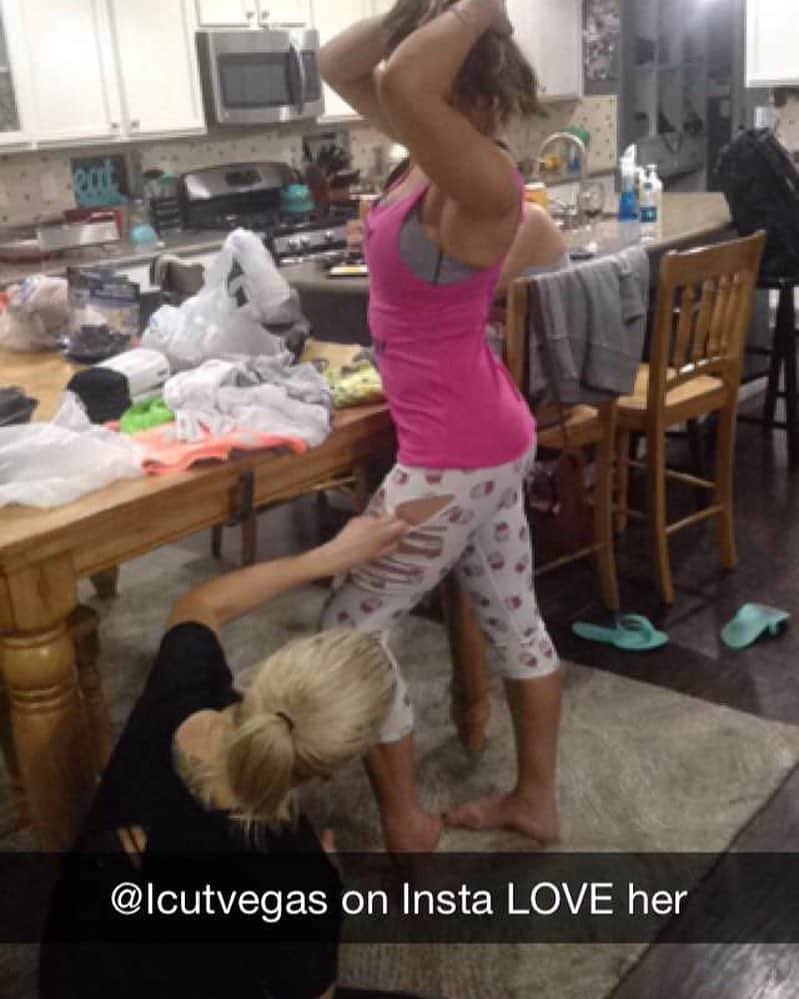 ミーシャ・テイトさんのインスタグラム写真 - (ミーシャ・テイトInstagram)「Snapchatting our girls night clothes cutting party with @icutvegas! Snapchat----> mieshatateufc #Icutvegas #girlsnight #Cupcakes」3月10日 16時06分 - mieshatate