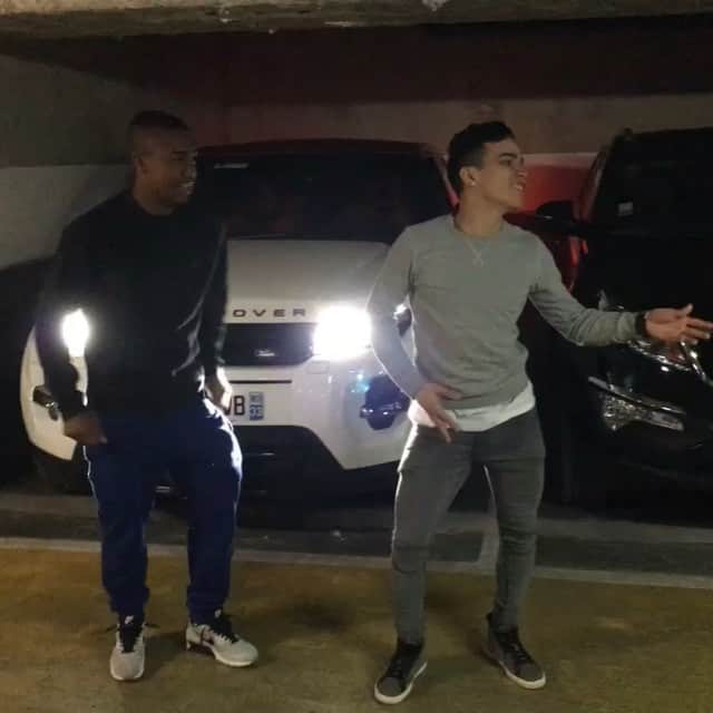 マウコム・フィリペ・シウヴァ・デ・オリヴェイラのインスタグラム：「Coller lá petite 🎶🇫🇷 😂😂😂😂 my brow que resenha  👌🏾 @laurent_lopes」