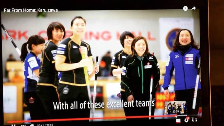 のインスタグラム：「全員で観客席にぺこり #bow  試合後、お客さんにお辞儀するのは カナダではない光景ですごく好きってJDは言ってくれたけど、こうみたらなんか面白い🙇🙇🙇🙇🙇🙇🙇🙇笑 #日本人の仕草 #ぺこぺこ  #japanesestyle ・ #軽井沢国際決勝戦 #karuizawainternationalcurlingchampionships」