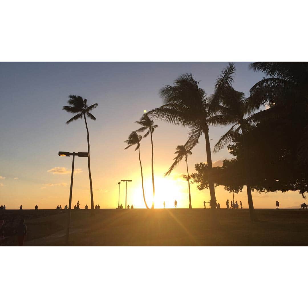 WE GO HAWAII ハワイへ行こう！のインスタグラム：「Sunset at Ala Moana Beach Park」