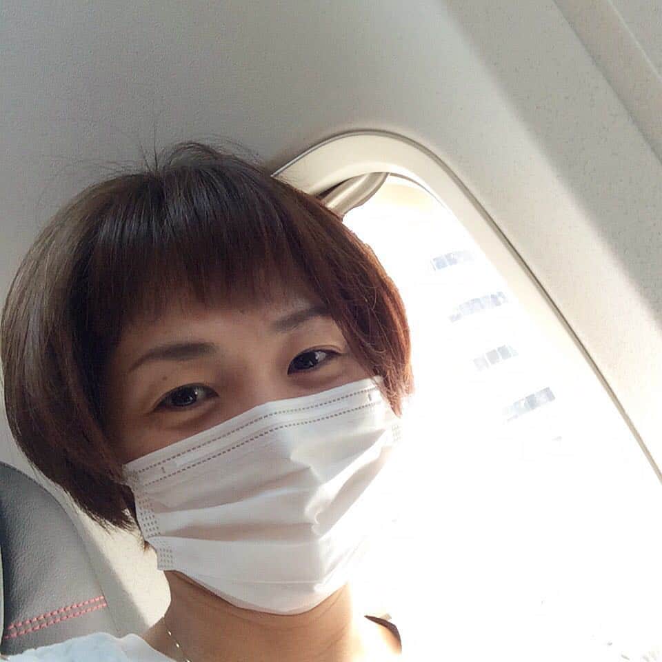 高橋みゆきのインスタグラム：「ロケ〜🤗今日も飛行機✈️ #ロケ #飛行機 #前髪が #天気悪いけど #花粉はあるよ #クシャミし過ぎて #腹筋痛い #鼻かみすぎて #鼻ヒリヒリ #JAL #きっと今日も #マネは隣で爆睡 #笑」