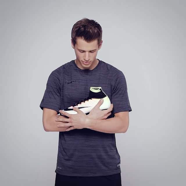 エリック・ドゥルムのインスタグラム：「Ready for tomorrow!!! It's Derbytime💛💪🏼 #BVB09 #Derby #Mercurial #37  @nikefootball」