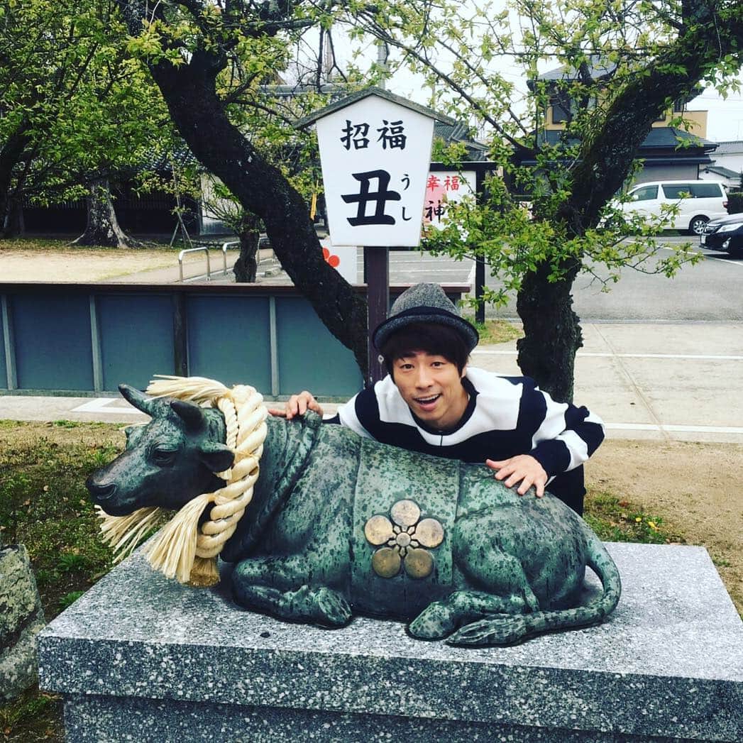 田村淳のインスタグラム：「とある神社にて  僕は丑年ですしかも 田村家の家紋は梅  繋がりを感じる丑さん٩(ˊᗜˋ*)و」