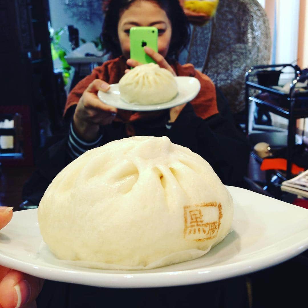 久保田智子さんのインスタグラム写真 - (久保田智子Instagram)「疲れたら、肉まん。美容室で（笑）#paopao #肉まん」4月6日 10時40分 - kubota_tomoko