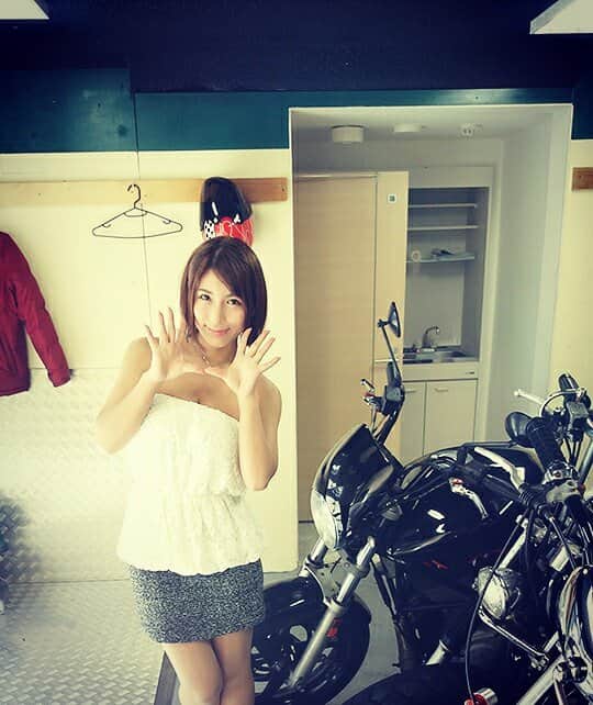 星野ナミのインスタグラム：「バイク屋さんでの撮影楽しかった☺💗」