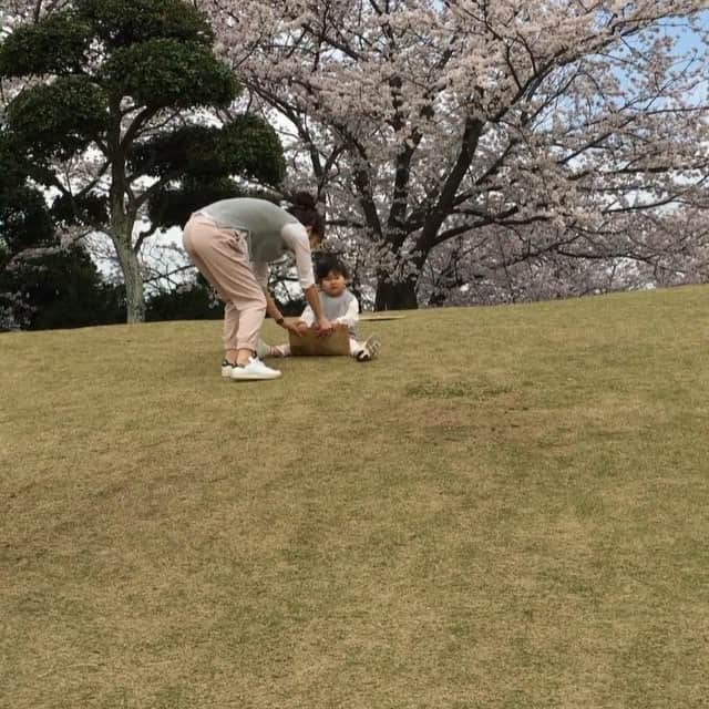 yunomama_takkaのインスタグラム：「#芝ソリ#🌸 #芝生#公園#お花見#桜満開#お花見日和#family#親子#親子コーデ#オソロコーデ#春コーデ#母必死#娘ニコニコ#若松公園 今週は早帰りだから療育終わって家帰ってからじぃじとばぁばと合流して車で公園へ遊びに行ったよ〜👭🌸🌳🚙🌈」