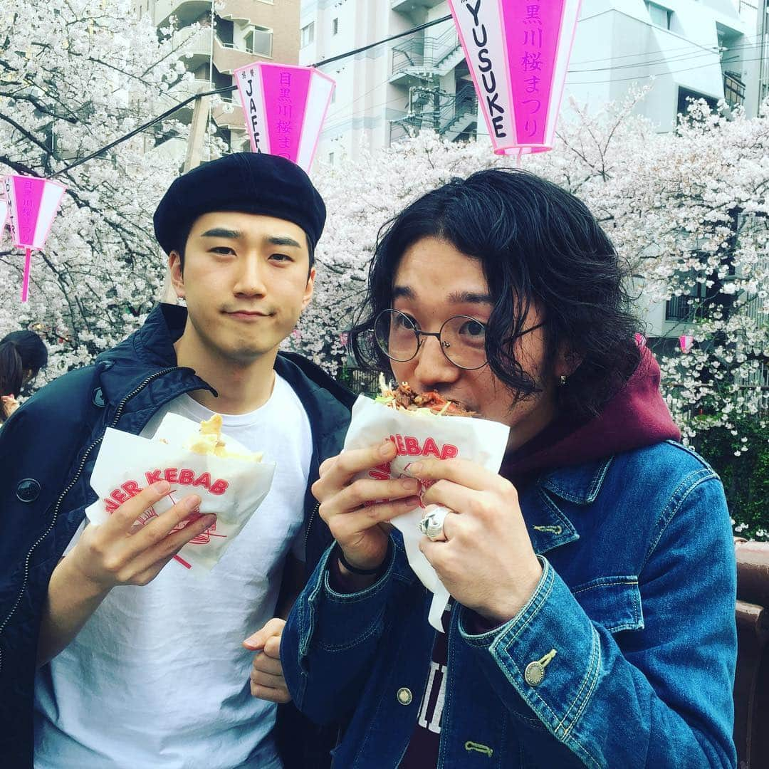 村上佳佑さんのインスタグラム写真 - (村上佳佑Instagram)「高校生のときから付き合いの、上利青(あがりあお)と久しぶりに中目黒ギグ‼︎ #上利青 #村上佳佑」4月6日 17時13分 - mkx22