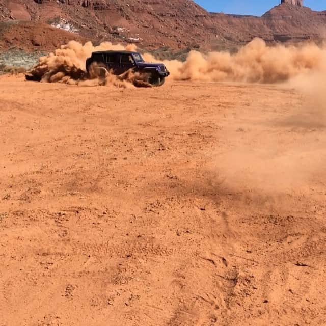 エリヤス・エンバレクのインスタグラム：「Bisschen im Sand gespielt. #JeepXElyas」