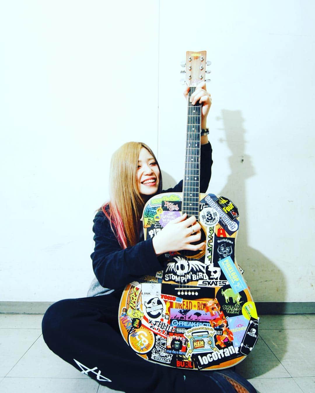 あやぺたのインスタグラム：「今日からツアー再開！ アコースティックもCDはもう聞いてくれたかなー？ 名古屋にむかいまんもす！🐘 photo by JON」