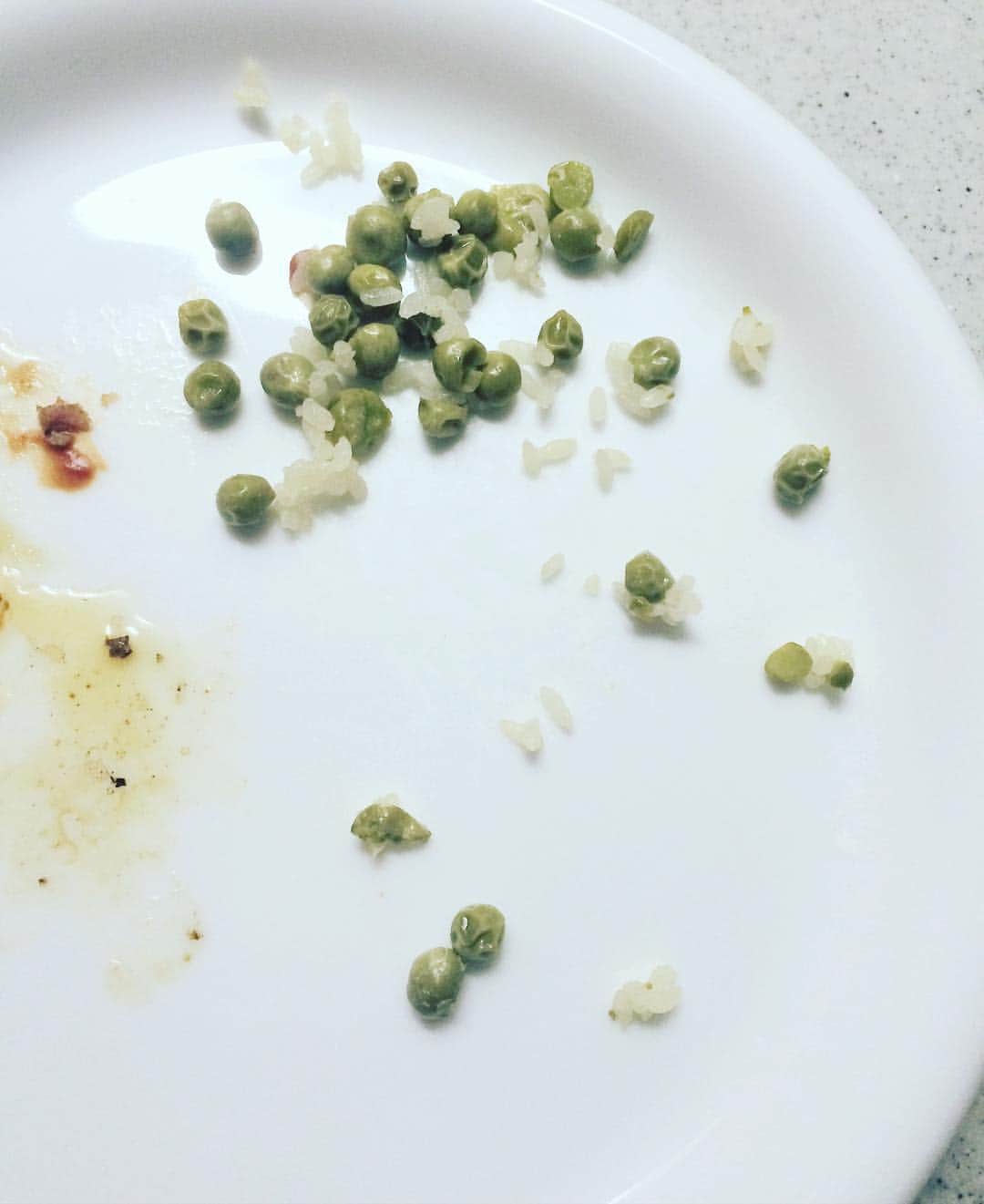 あびる優さんのインスタグラム写真 - (あびる優Instagram)「豆ごはんはとうぶん作りません👋😕 しかし、彼はなぜ白米を選ばなかったのだろう。。？😮🌀 残されたお豆は私が美味しくいただきました😊🍙 #豆#グリンピース#greenpeas」4月7日 13時54分 - yuabiru74