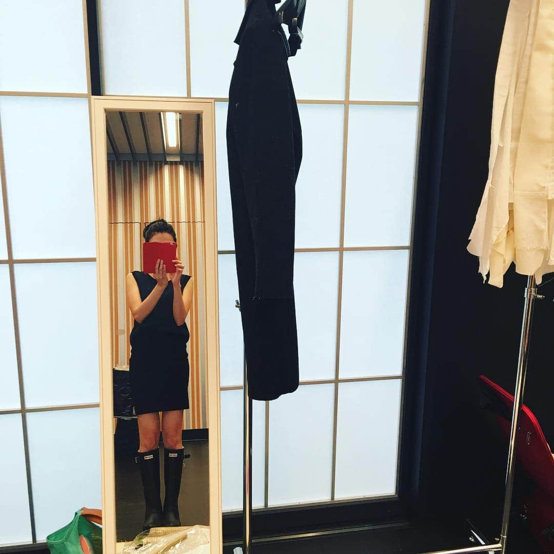 田中麗奈さんのインスタグラム写真 - (田中麗奈Instagram)「雨どすな。 長靴履いてきたので、 気分はご機嫌です。♫ でも、桜散っちゃうねー。」4月7日 14時15分 - renatanaka07
