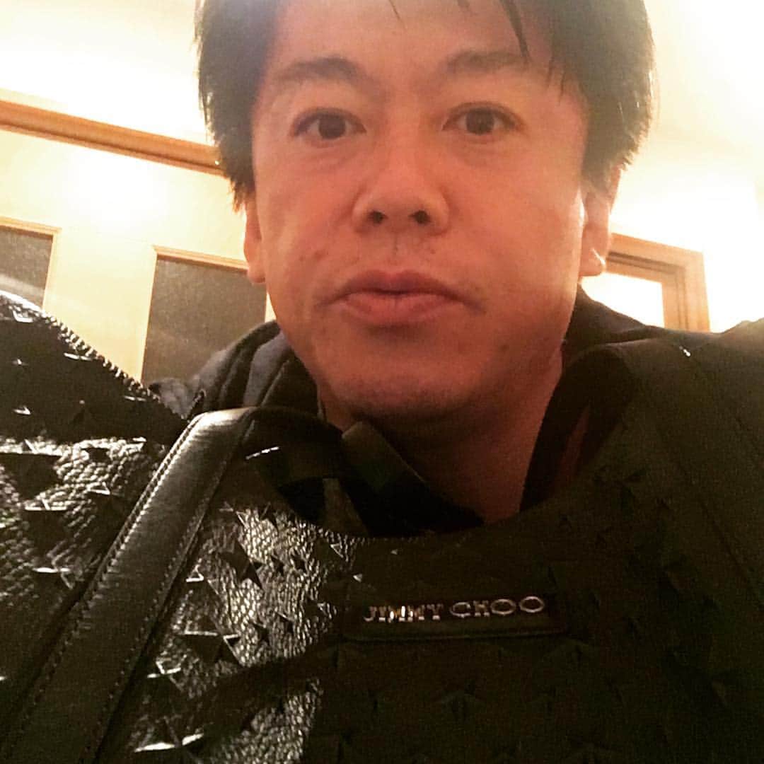 堀江貴文さんのインスタグラム写真 - (堀江貴文Instagram)「よっちゃんに貰ったJIMMY CHOOのバッグ。愛用してます！ #jimmychoo #ホリエモン #ホリエモン愛用」4月7日 21時26分 - takapon_jp