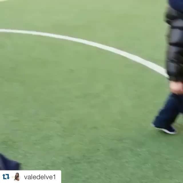 イニャツィオ・アバーテのインスタグラム：「#Repost @valedelve1 with @repostapp. ・・・ E poi la maestra ti manda questo video 😍piccoli campioni crescono ❤️」