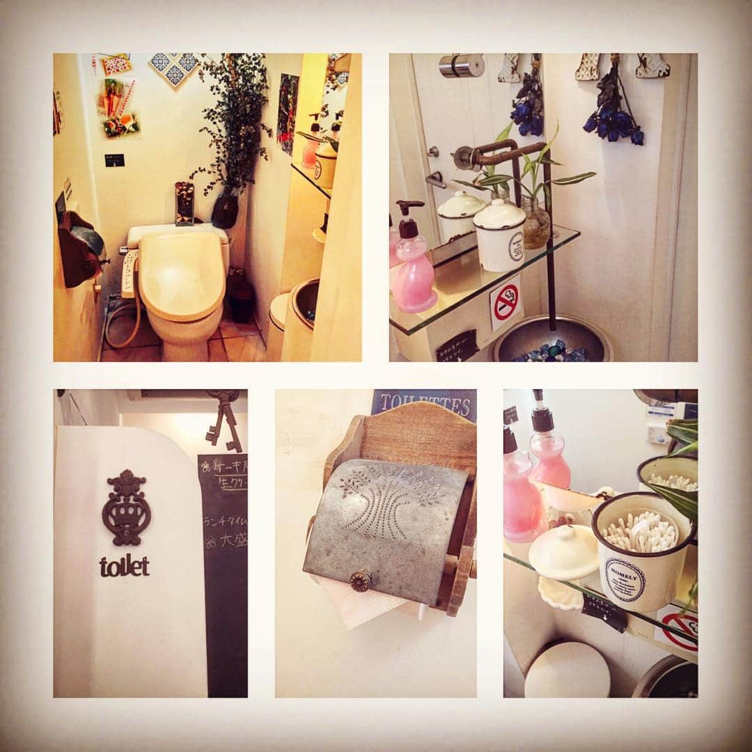 村川杏寿さんのインスタグラム写真 - (村川杏寿Instagram)「大阪、日本橋にある、 #anjujumail のトイレです😊💕 久しぶりに最高のトイレに出会えた！！って思いました😂 素敵すぎます、、、。 水道が個性的なんです。 鏡からのびたパイプの下にビー玉や石の入った水受けが😳✨✨ そしてトイレ内に飾ってある植物がいい香り！ トイレットペーパーホルダーもオシャレで ゴミ箱も綿棒も蓋つき！ 中身が見えてしまっているゴミ箱やアメニティ入れはときめかないのです、、😔 . ここのトイレはもう素敵完璧✨✨✨ まさに住みたくなるトイレ！ パンケーキも美味しかったしまた行きたいなぁ😍💕 . Instagram、別のアカウントもあるのでよかったらフォローして下さい🙏❣ → @6_anzu_3 . #トイレ#toilet#ファイヤーホールド . #素敵#住みたい#お気に入りの空間 . #photo#写真#いいねしてね#日本橋 . #フォロバします#フォロバ#大阪#パンケーキ」4月8日 9時42分 - e_toilet_m