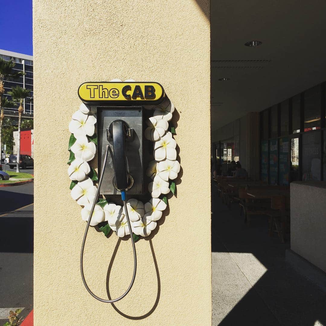 志摩有子さんのインスタグラム写真 - (志摩有子Instagram)「カハラモールで発見。ぐるりと取り囲んだプルメリアが可愛い💛 タクシーを呼ぶフォンひとつとってもハワイのおもてなし心を感じる。 #thecab #call #phone #prumeria #cute  #ハワイ備忘録 #ariko_hawaii」4月8日 10時04分 - ariko418