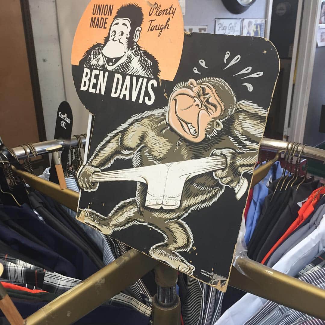 ベンデイビスのインスタグラム：「Halmar Work Clothes holding it down with the vintage signs. #bendavis #berkeley」