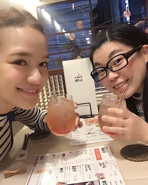 岡田直子のインスタグラム：「金原とディナーwww さっきから金原が女子力、女子力って五月蝿い(-_-;) #女子力 #飲み物はいちご酎ハイ #この飲み物は女子力高いらしい #金原早苗 #同期 #女性タレントコース1期生 #NSC28期生 #マドンナ２人 #すみません嘘吐きました」