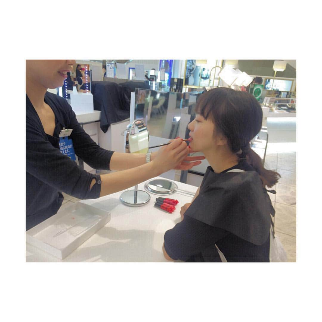 小野寺奈々さんのインスタグラム写真 - (小野寺奈々Instagram)「自分の口に赤塗るの久しぶり💄  新作をお試しさせてもらい中〜  お花と果物のにおいがする女子力高めリップ🍐  #ゲラン #香るリップ #ラプティットローブノワール #dressupyourstyle」4月8日 15時13分 - dera0724