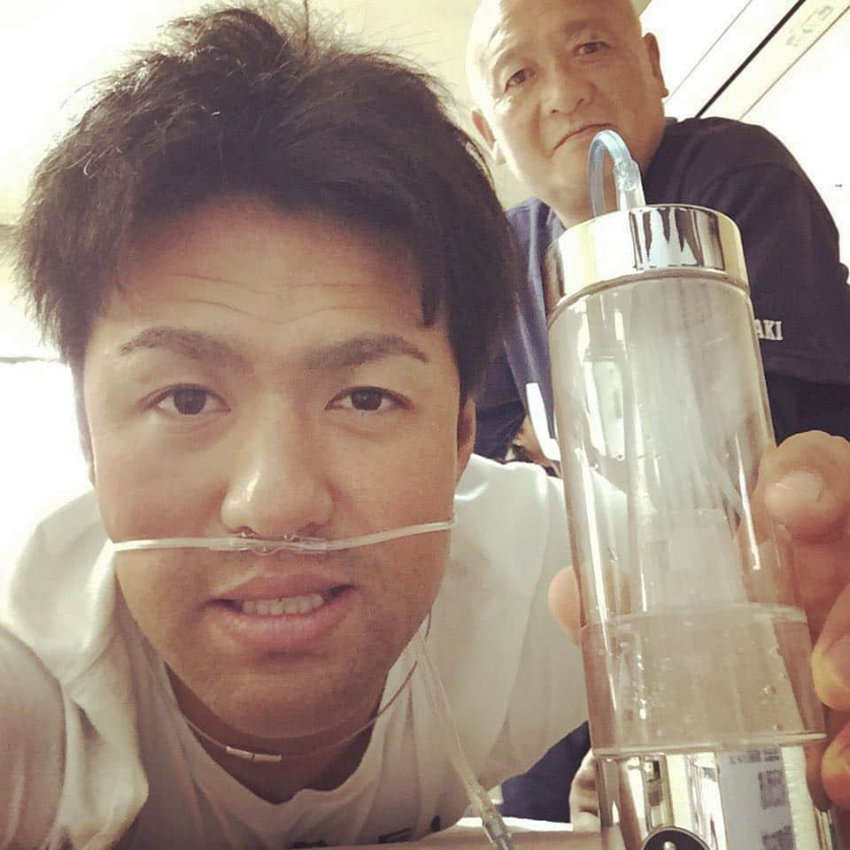 のインスタグラム：「鼻から水素水を取り入れる機械‼️ 身体の疲れ、色々と身体にいいみたい😃 #ダブル水素ボトル#水素ガス吸入#水素水飲水生成器#トレーナーとくさん」