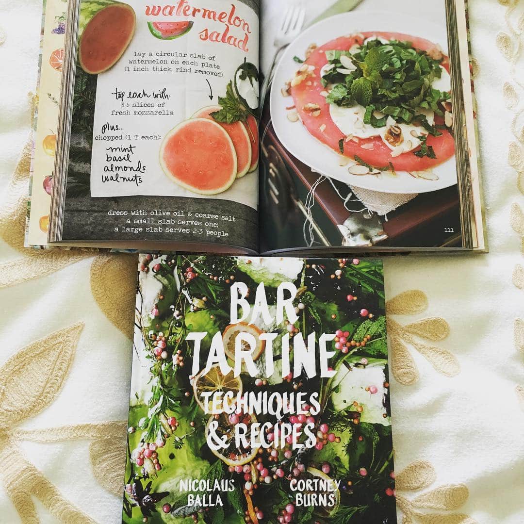 志摩有子さんのインスタグラム写真 - (志摩有子Instagram)「海外に来たら必ず現地で料理本を買うことにしている。今回はこの2冊。帰国してから眺める時間が楽しみ。 #cookingbook #ハワイ土産  #パッキング中 #またもやトランクが重量オーバーの可能性大 #ハワイ備忘録」4月9日 9時53分 - ariko418