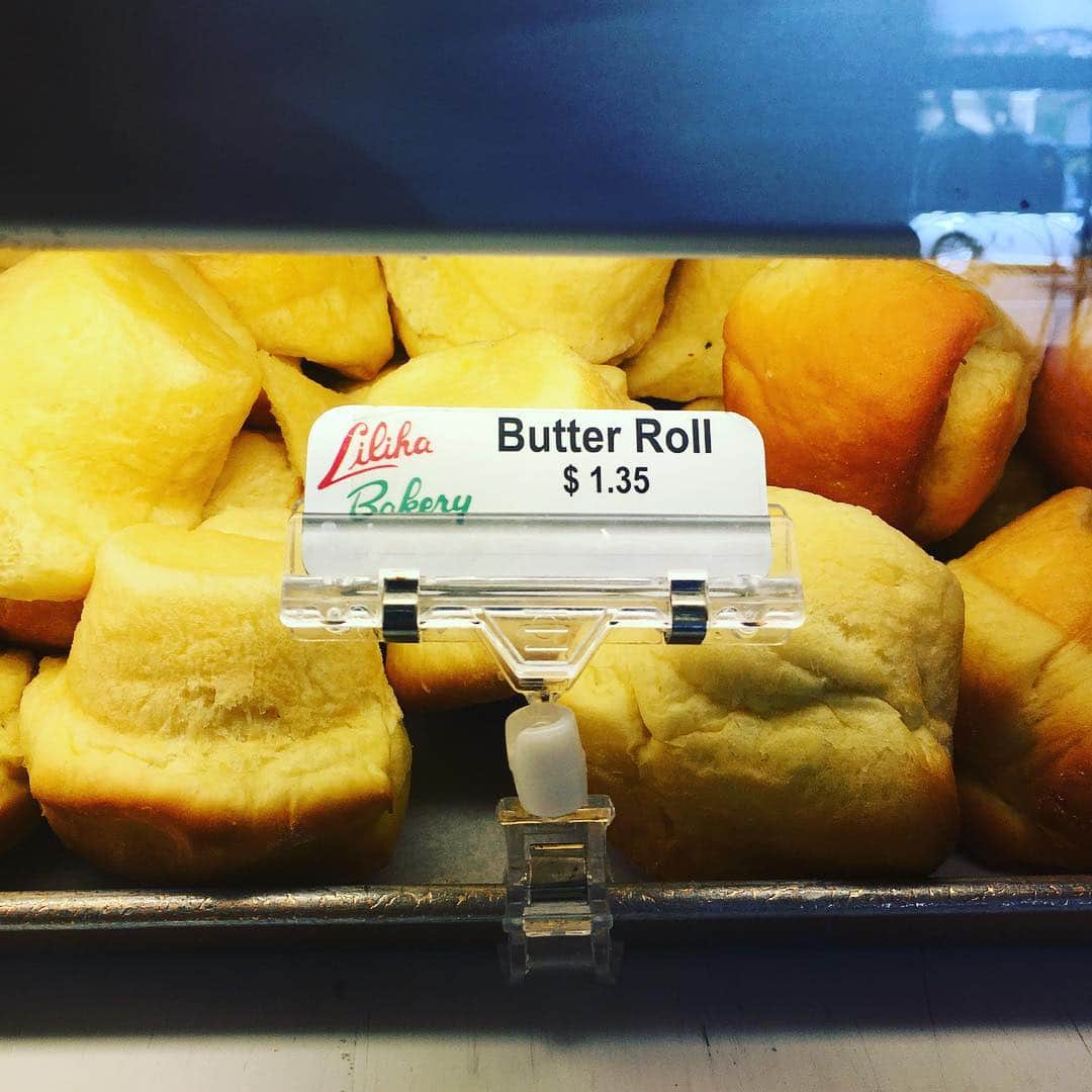 志摩有子さんのインスタグラム写真 - (志摩有子Instagram)「名物のココパフではなく、バターをこれでもかと染み込ませたふわふわのバターロールをお土産に。 #bread #butterroll  #タロバンズも購入 #機内持ち込み #もしかして食べるかも  #ハワイ土産  #ハワイ備忘録 #ariko_hawaii」4月9日 11時25分 - ariko418
