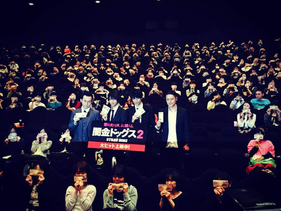 山田裕貴さんのインスタグラム写真 - (山田裕貴Instagram)「『闇金ドッグス２』ついに公開 少ない撮影期間 そして、無事初日を迎えられたこと 監督、スタッフ、キャスト、皆さんに 本当に感謝。 今回も支えられた主演でした。 初日舞台挨拶 今から中川コロナシネマワールドへ 当日券もあるみたいです。ぜひ劇場へ 行くぜ。地元名古屋。  #闇金ドッグス２  #闇金ドッグスヤバい  #青木玄徳 さん #波岡一喜 さん #土屋監督  #新宿バルト9  #安藤  #忠臣  #次は  #名古屋  #中川コロナシネマワールド  #初日舞台挨拶  #満員御礼  #感謝」4月9日 11時59分 - 00_yuki_y